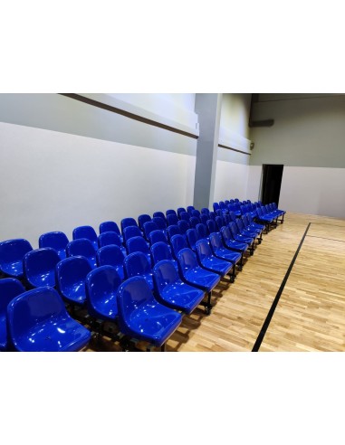 Žiūrovų tribūna su plastikinėmis sėdynėmis