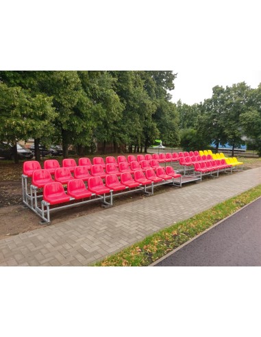 Žiūrovų tribūna su plastikinėmis sėdynėmis
