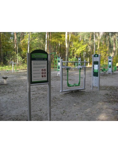 Информационный стенд с оборудованием для занятий спортом на открытом воздухе