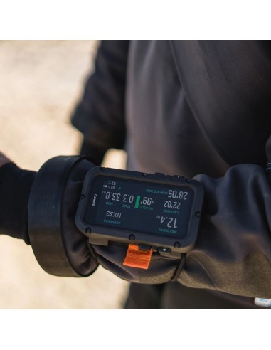 Компьютер SUUNTO Nautic с эластичным ремешком.