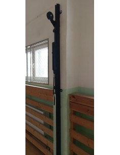 Подставки для волейбольных мячей крепятся к стене.